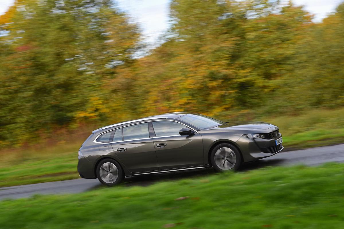 Peugeot 508 SW driving