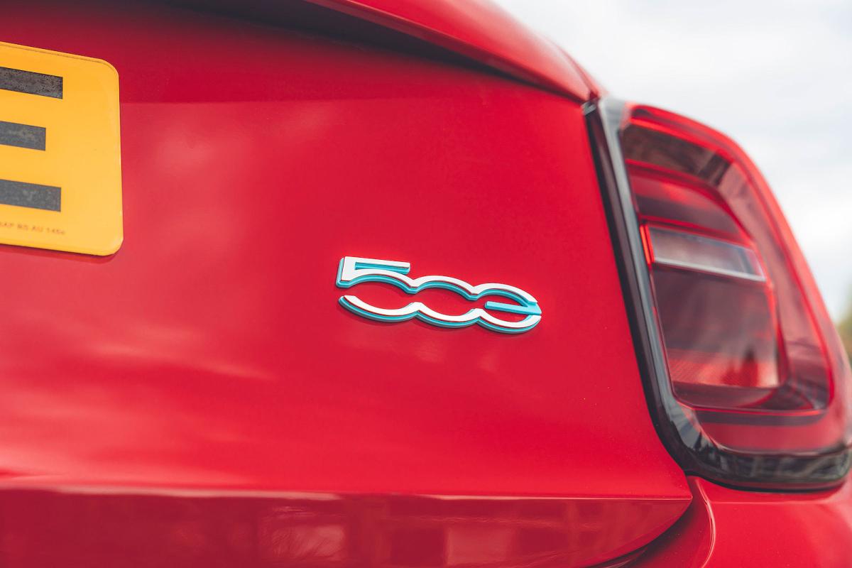 Fiat 500e badge