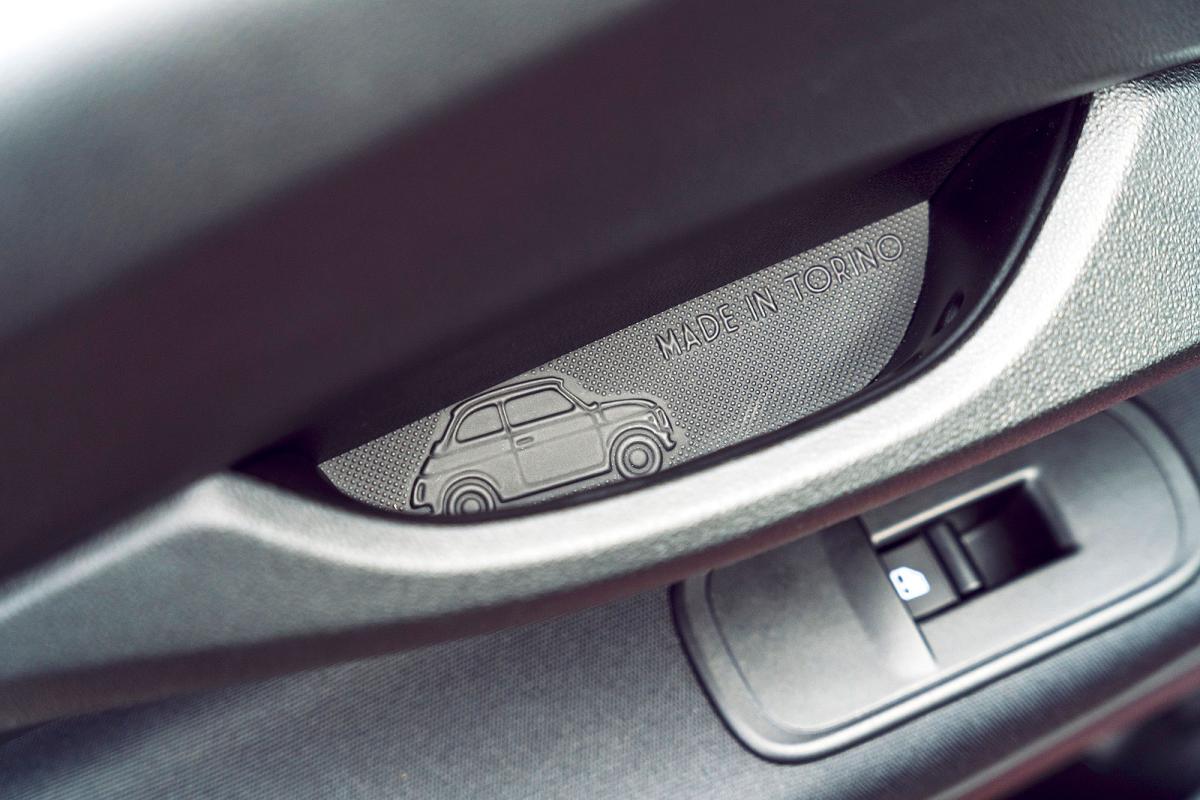 Fiat 500e door detail