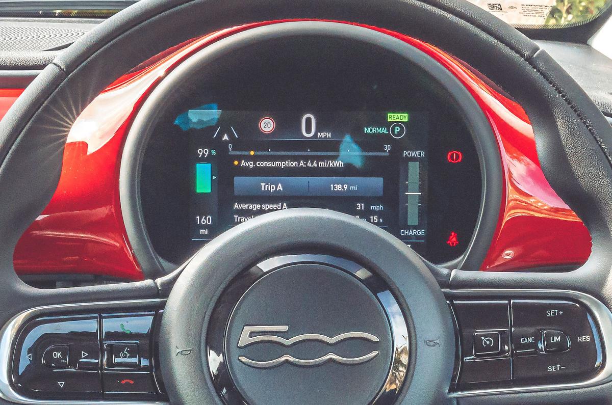 Fiat 500e driver display
