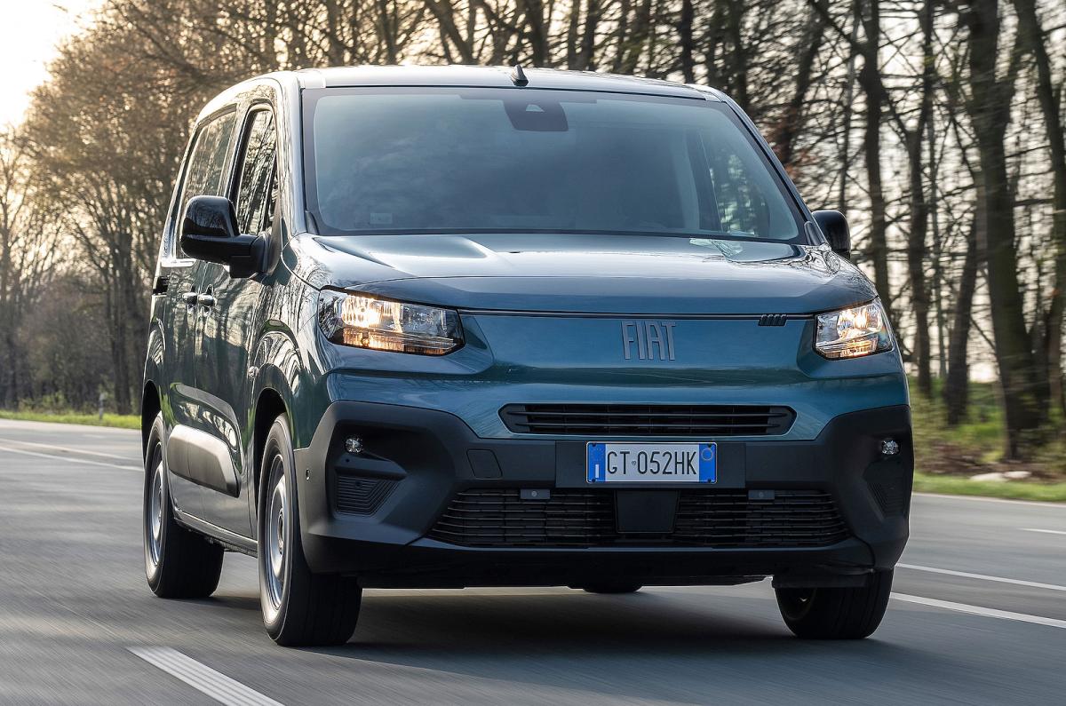 Fiat Doblo front right driving