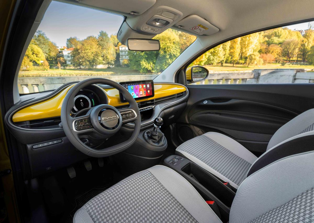 Fiat 500 Hybrid interior