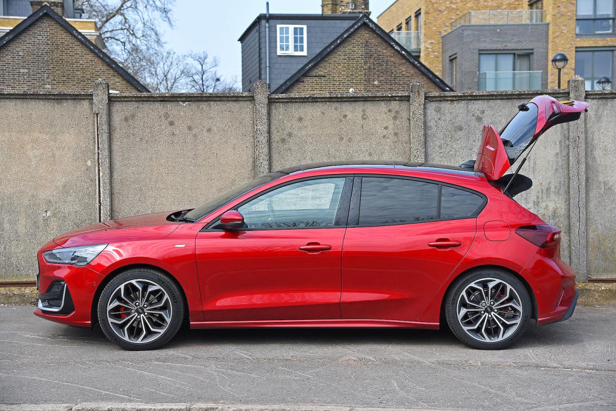 Ford Focus left static boot open