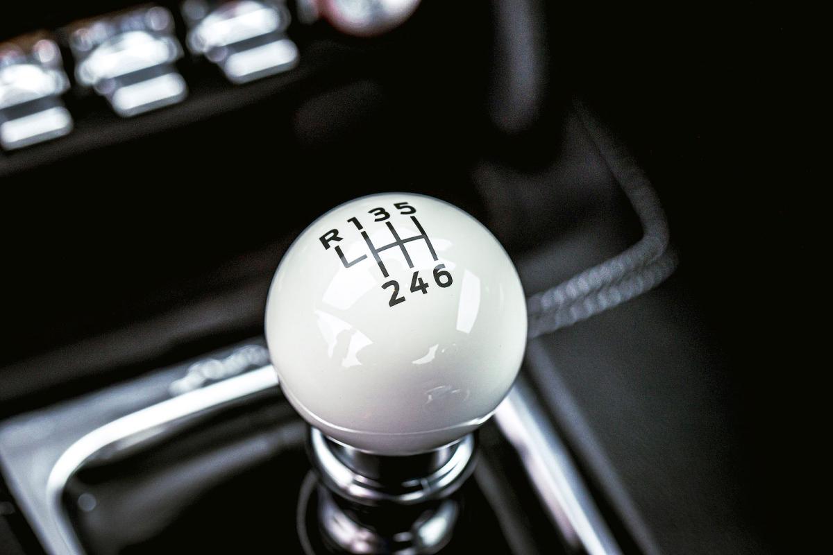 Used Ford Mustang interior gearstick detail