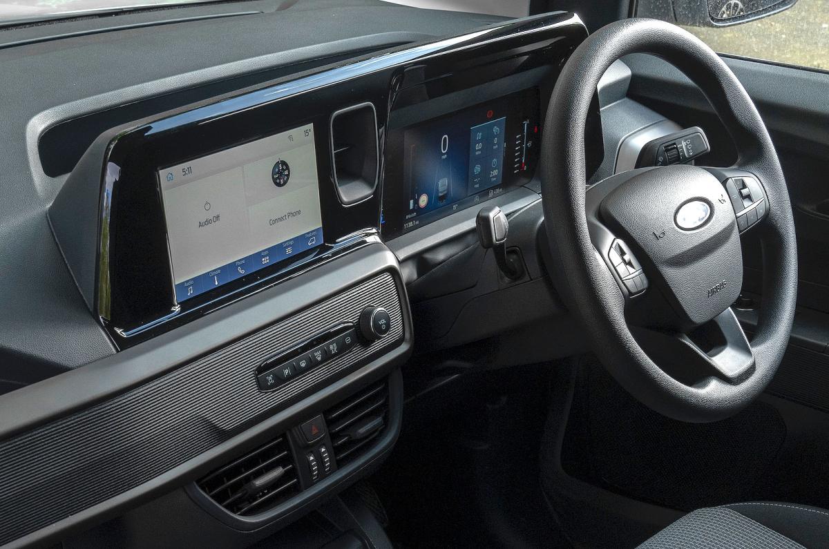Ford Transit Courier steering wheel and screens