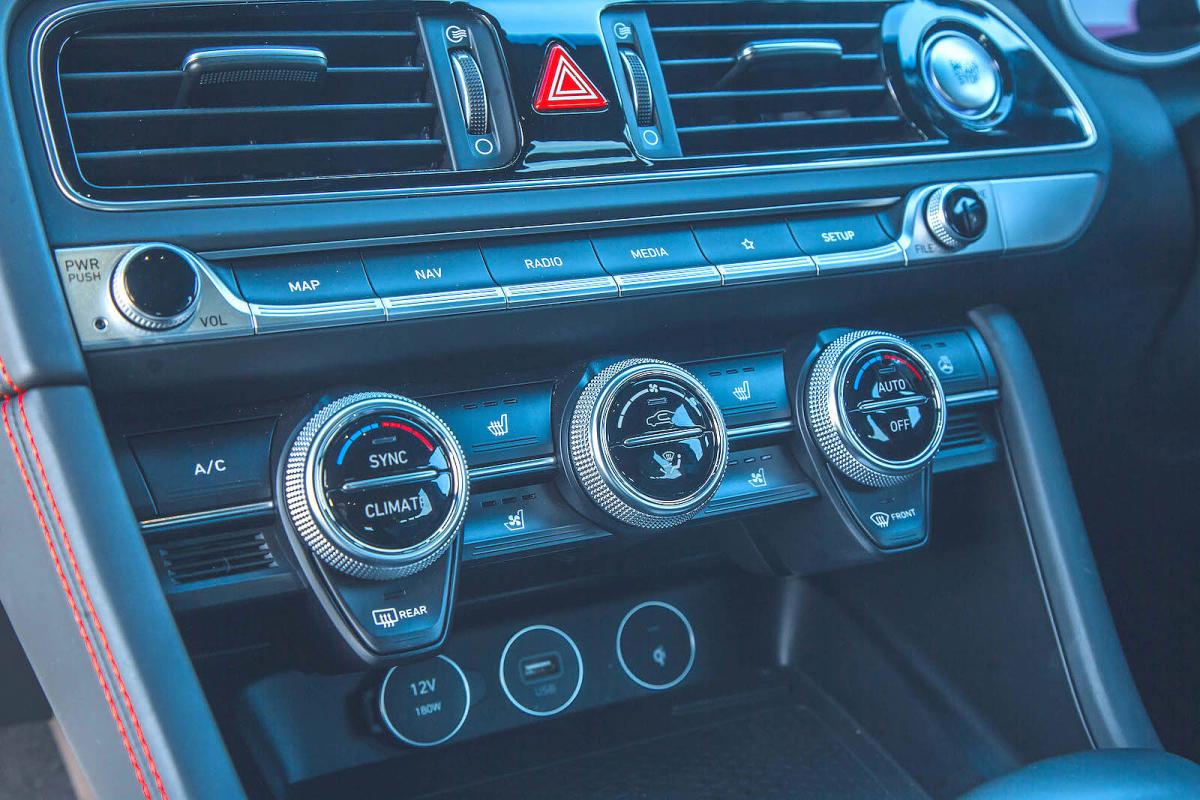Genesis G70 Shooting Brake air-con dials