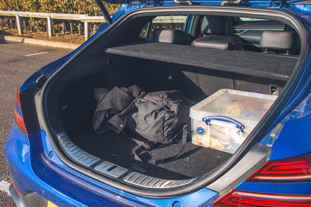 Genesis G70 Shooting Brake boot open