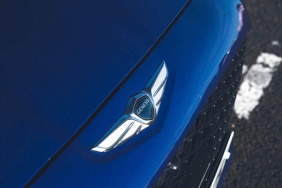Genesis G70 Shooting Brake front badge