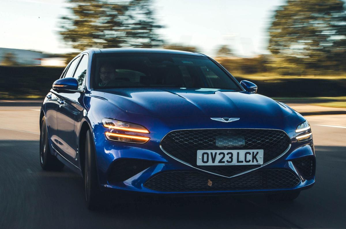 Genesis G70 Shooting Brake front cornering
