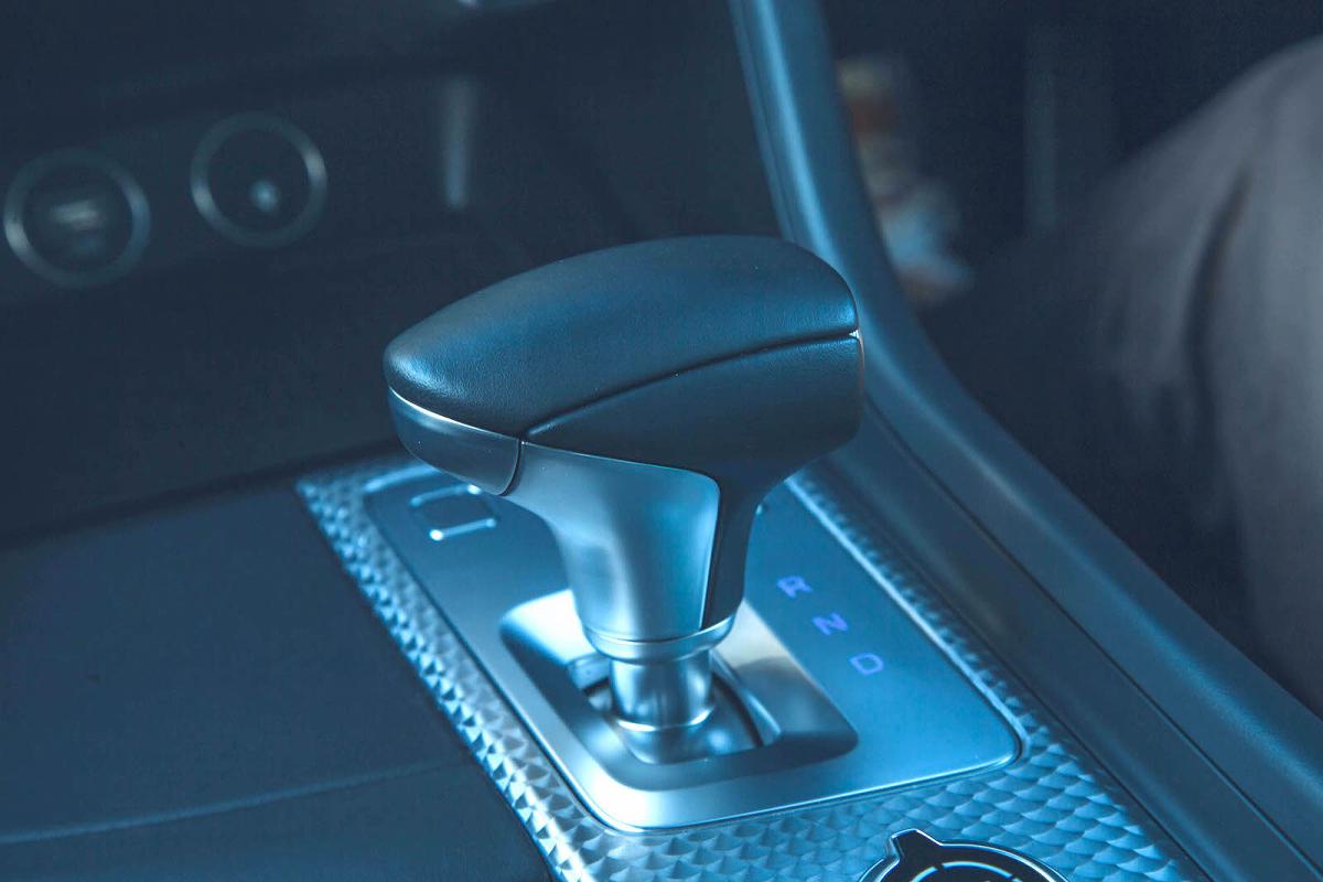 Genesis G70 Shooting Brake gear selector
