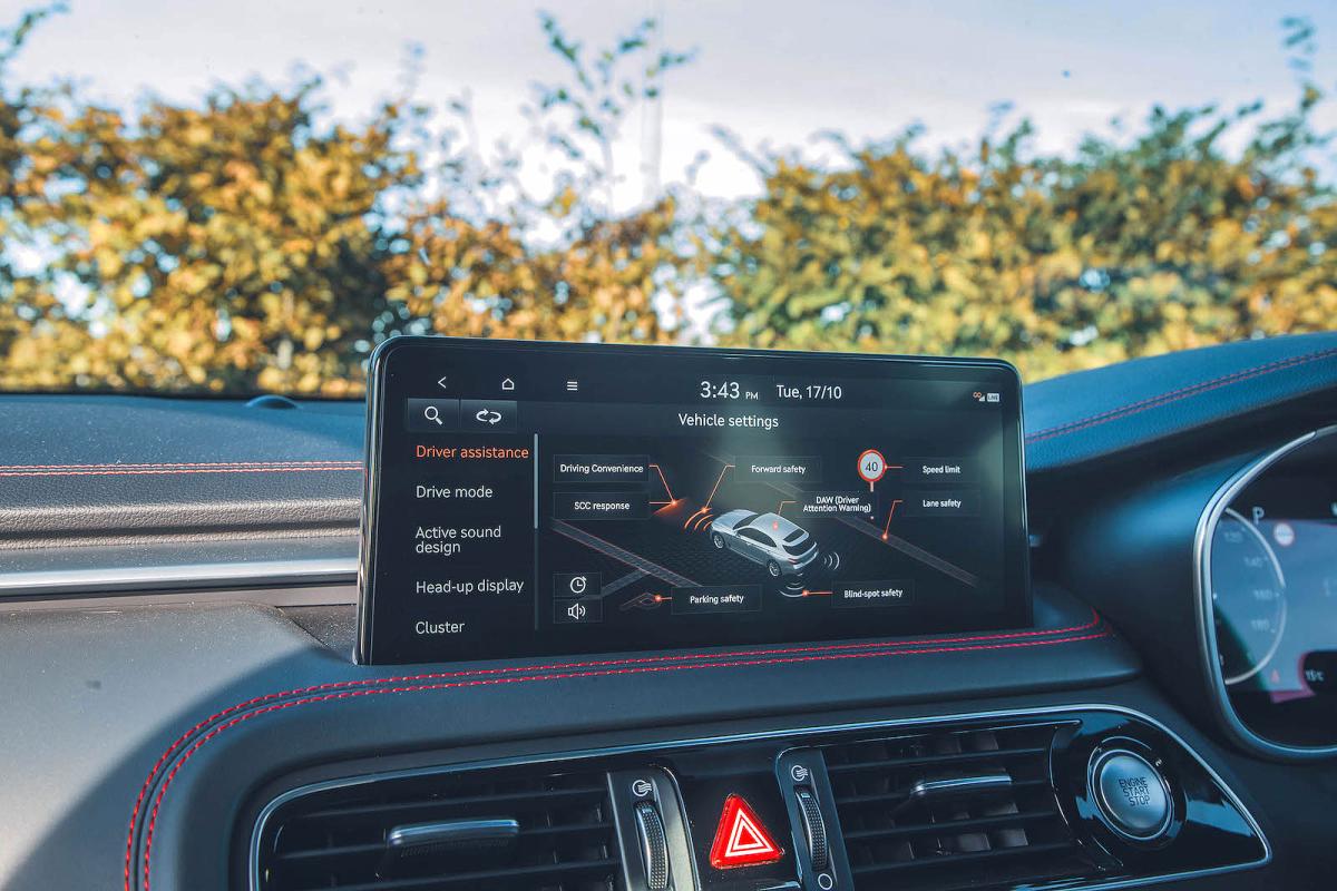 Genesis G70 Shooting Brake infotainment touchscreen