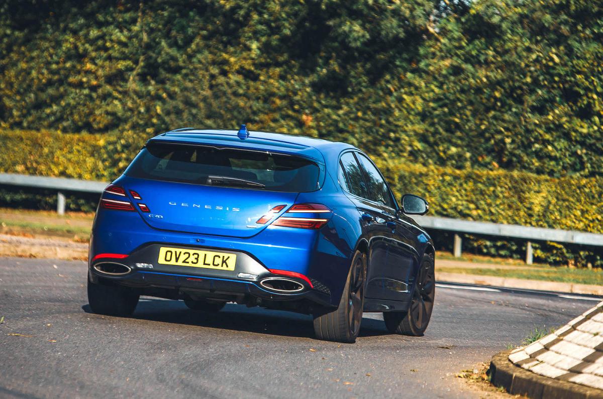 Genesis G70 Shooting Brake rear cornering