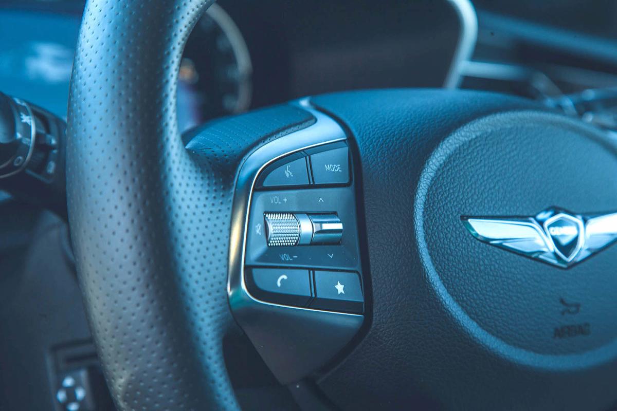 Genesis G70 Shooting Brake steering wheel detail