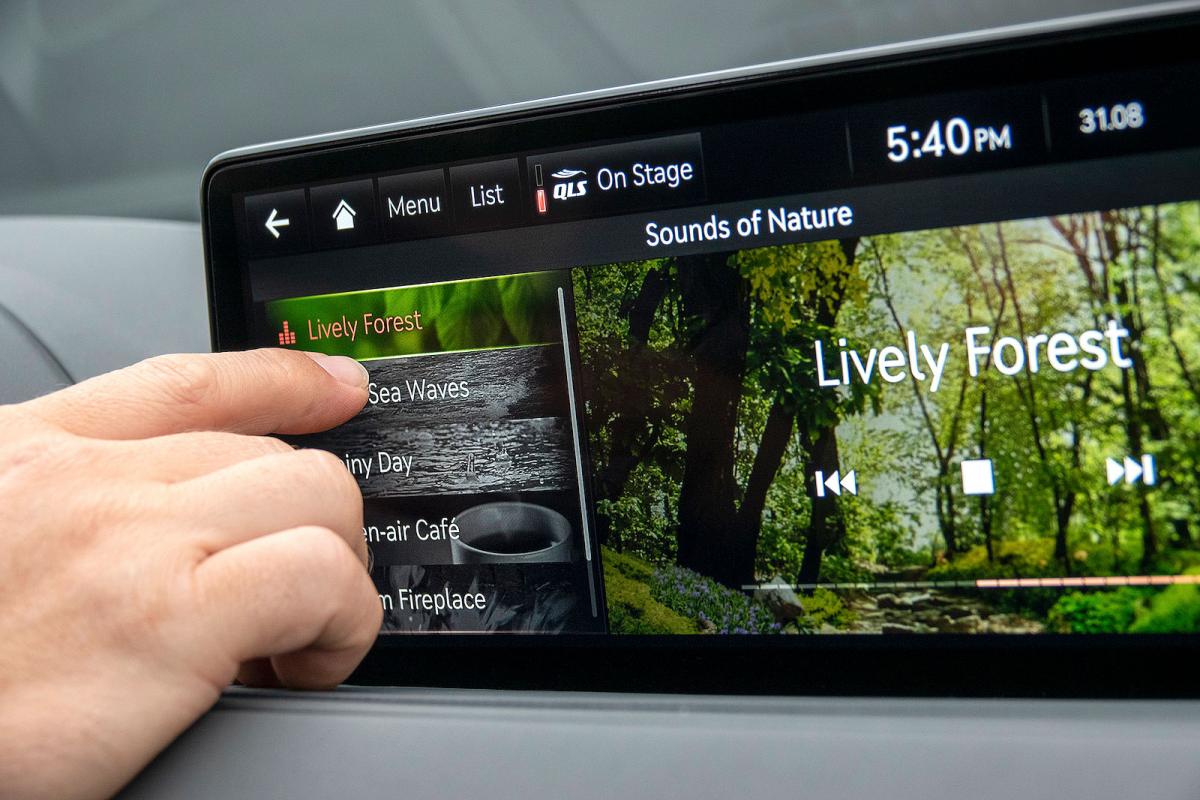 Genesis G80 infotainment touchscreen