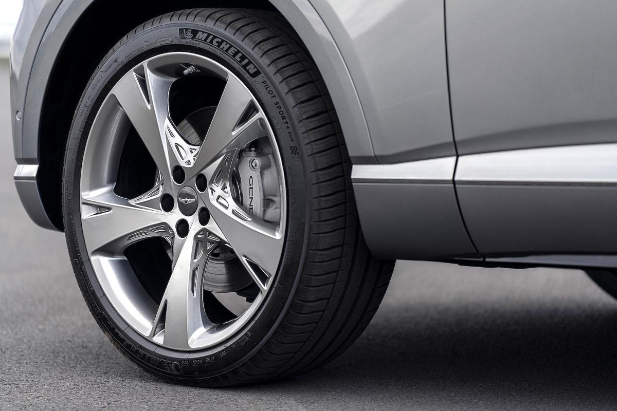 Genesis GV80 alloy wheel detail