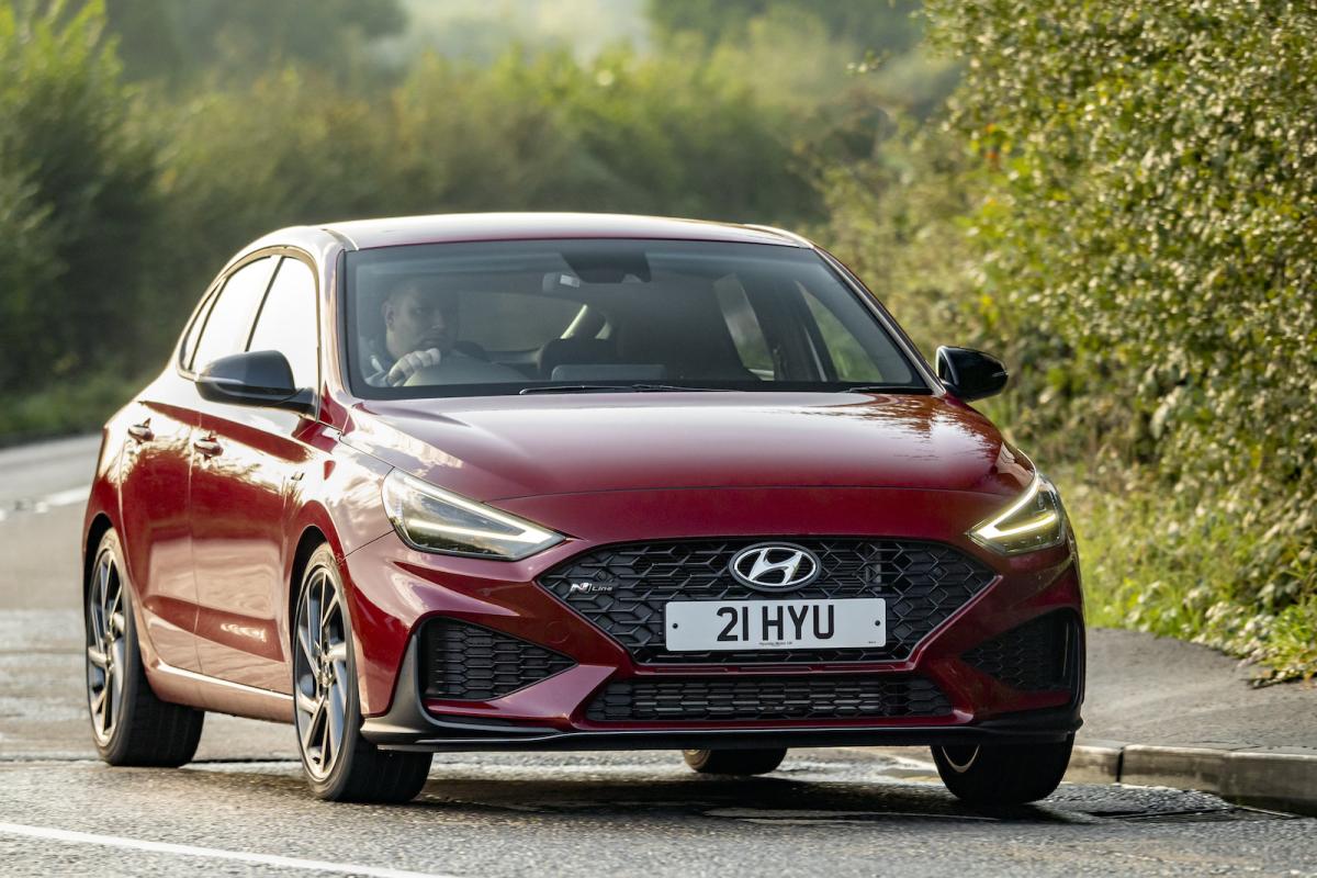 Hyundai i30 Fastback 2022 front cornering
