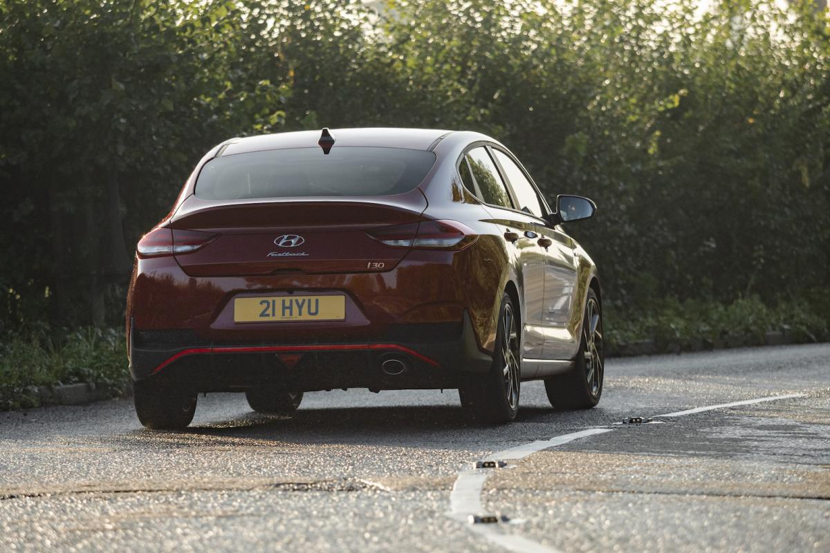Hyundai i30 Fastback 2022 rear cornering