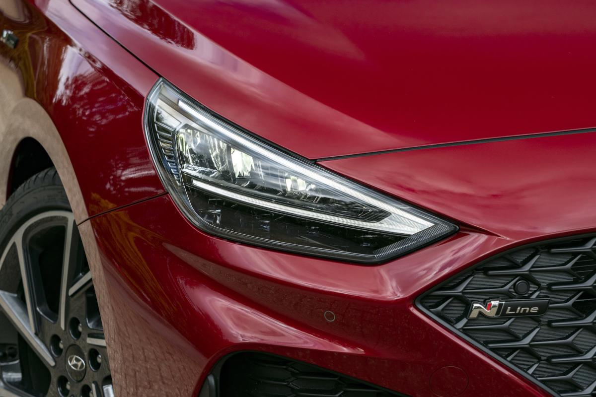 Hyundai i30 Fastback 2022 headlight detail