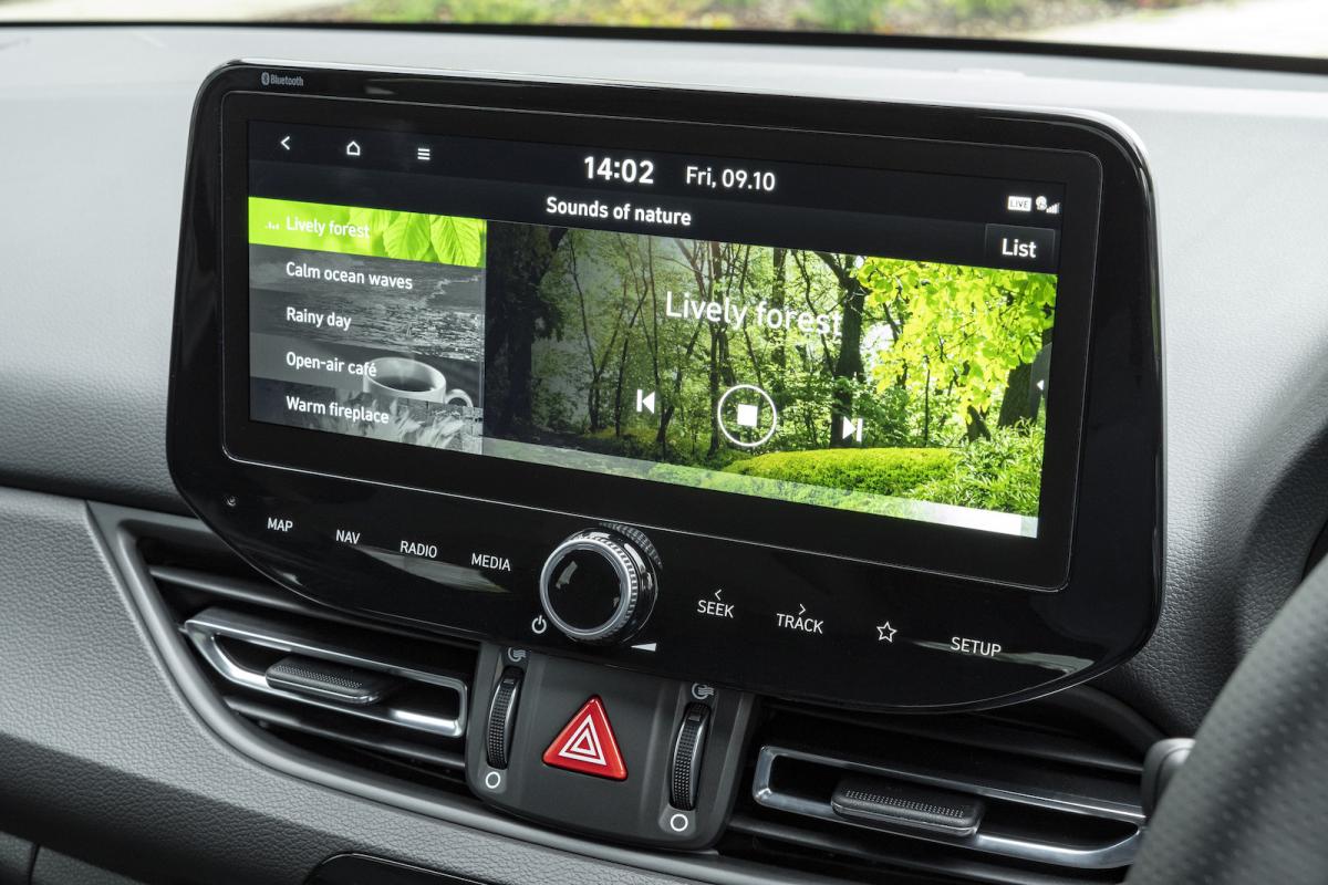 Hyundai i30 Fastback 2022 interior infotainment