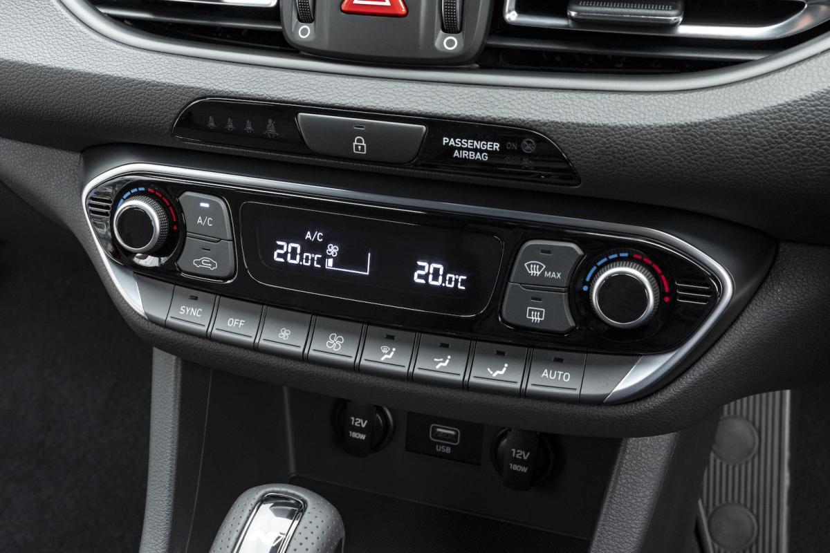 Hyundai i30 Fastback 2022 interior detail