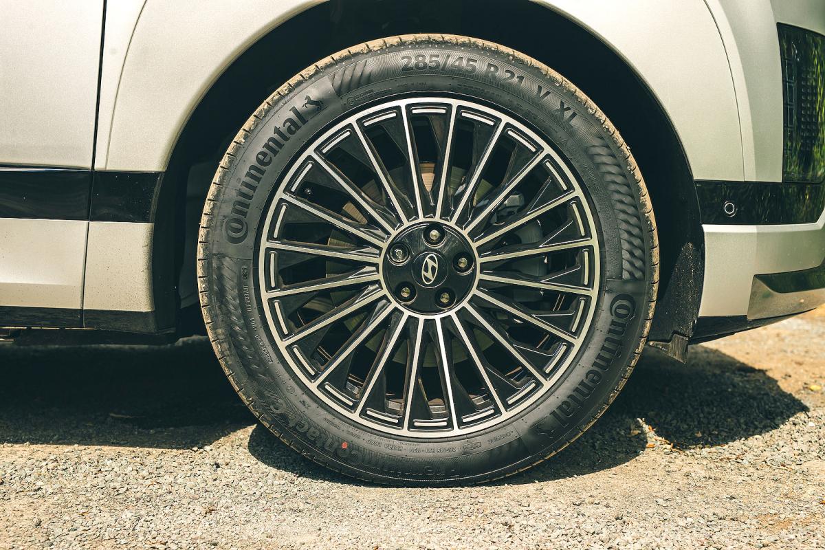 Hyundai Ioniq 9 alloy wheel
