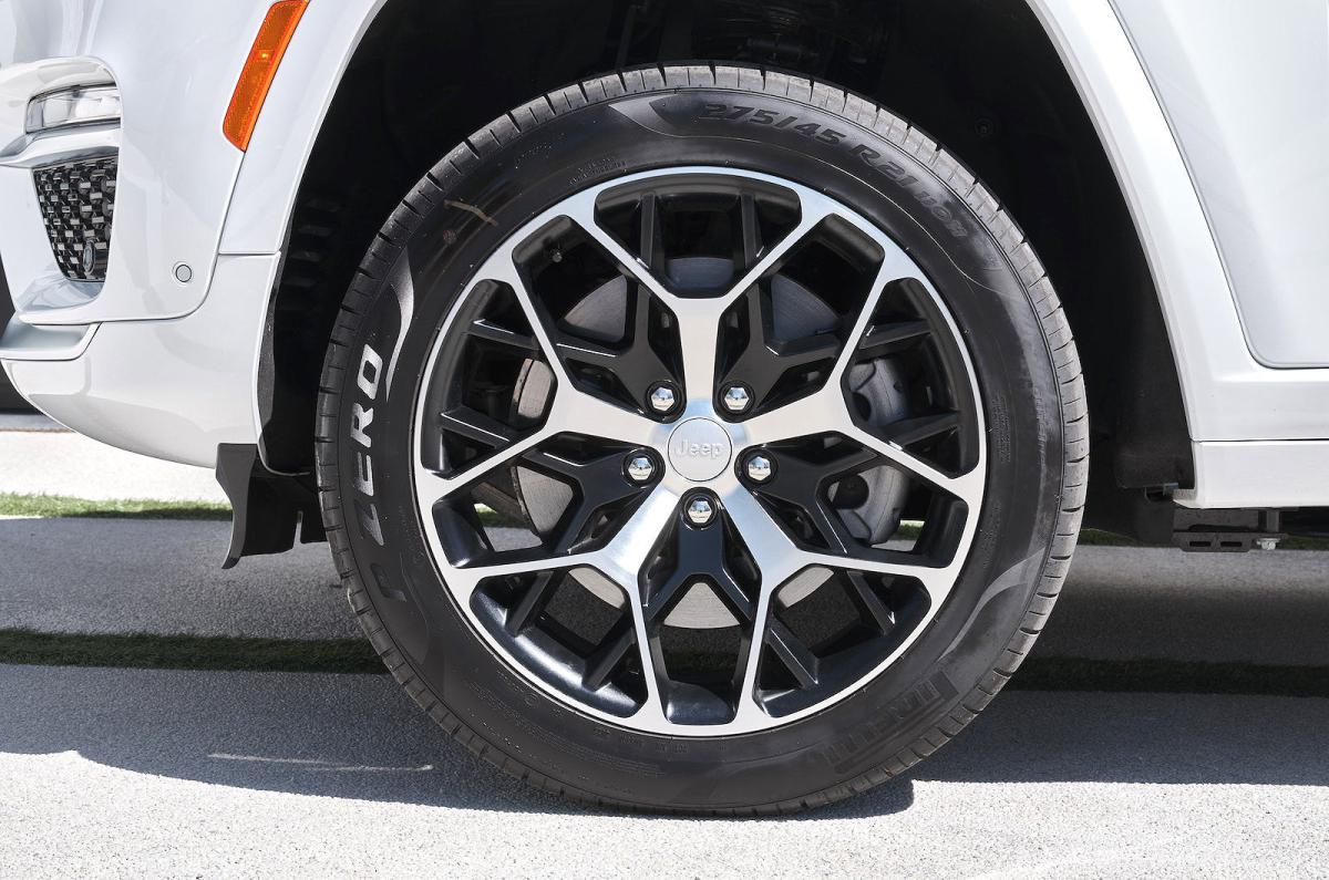 Jeep Grand Cherokee alloy wheel detail