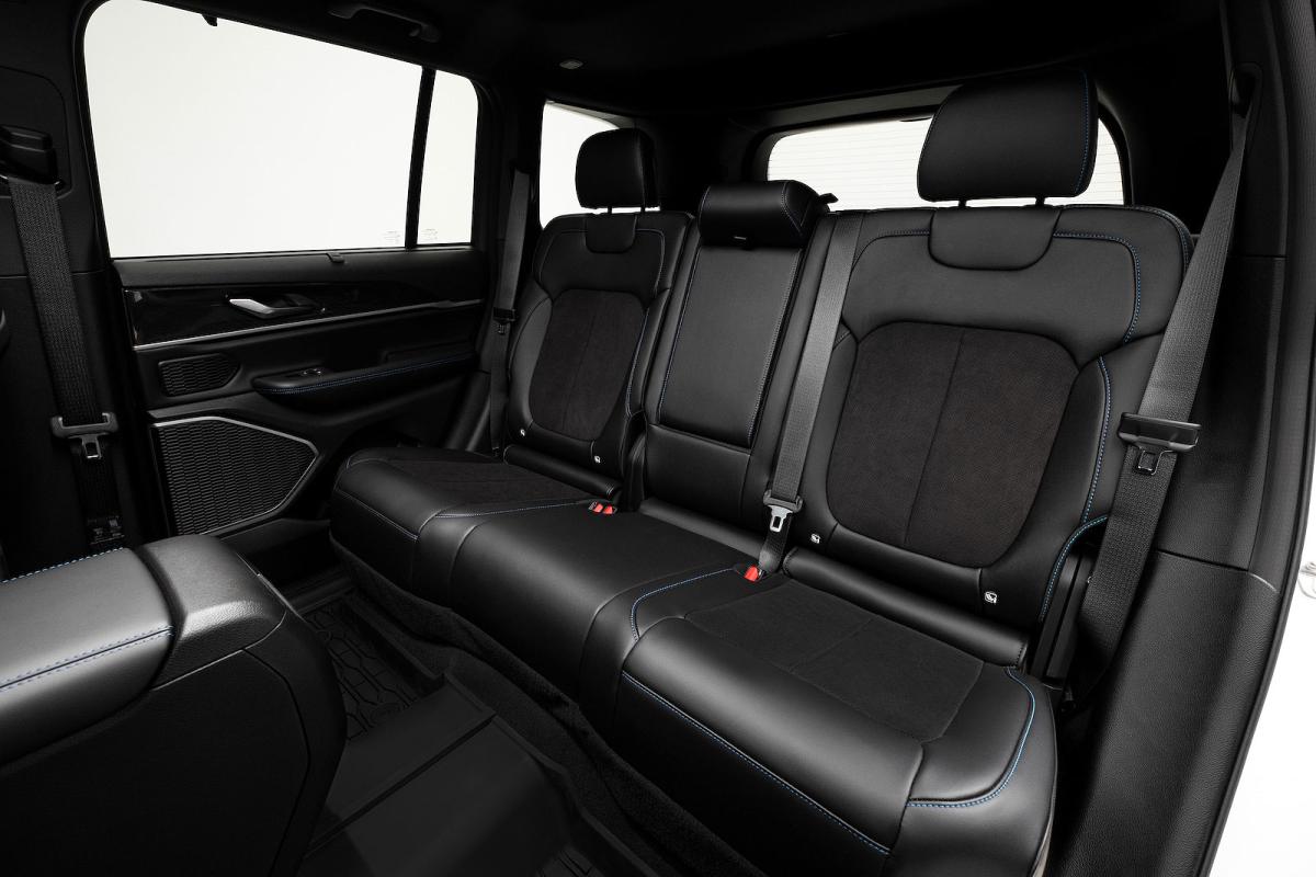 Jeep Grand Cherokee interior back seats