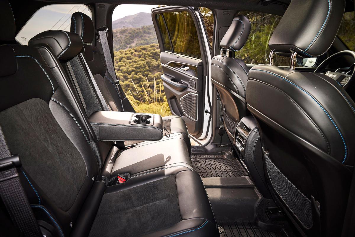 Jeep Grand Cherokee interior back seats