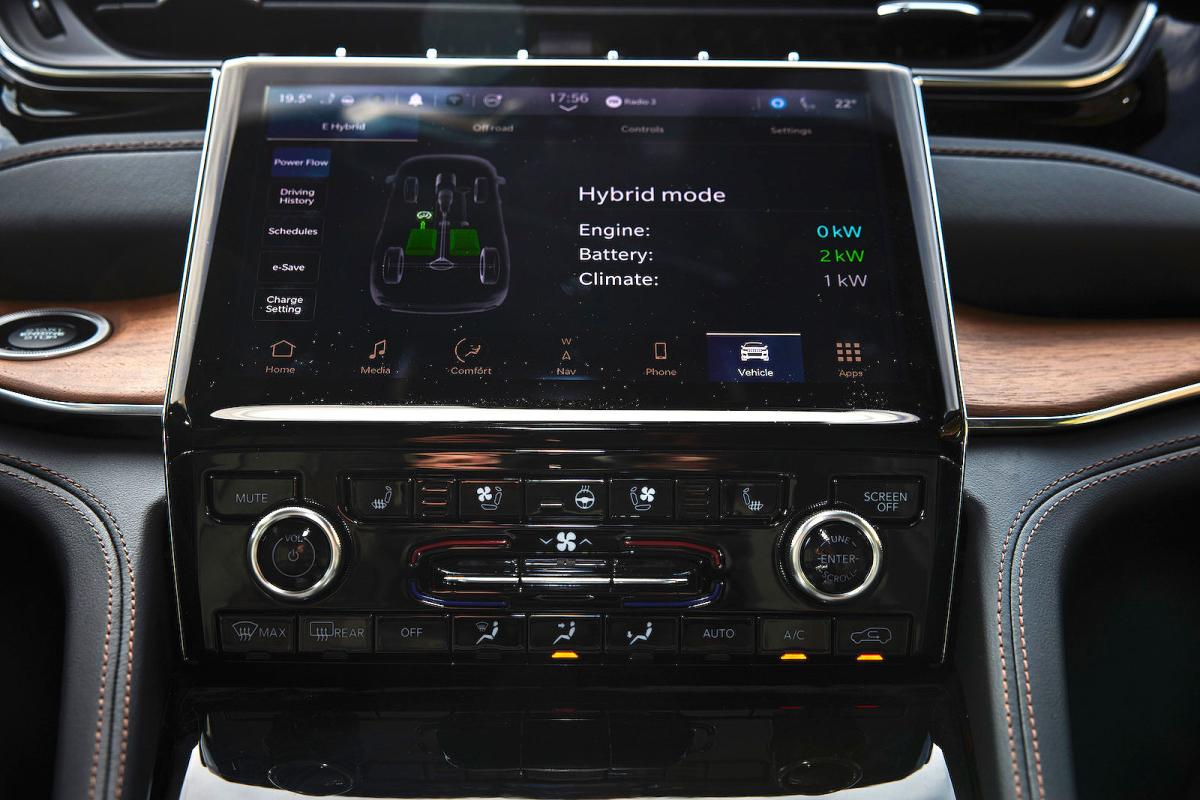 Jeep Grand Cherokee interior infotainment