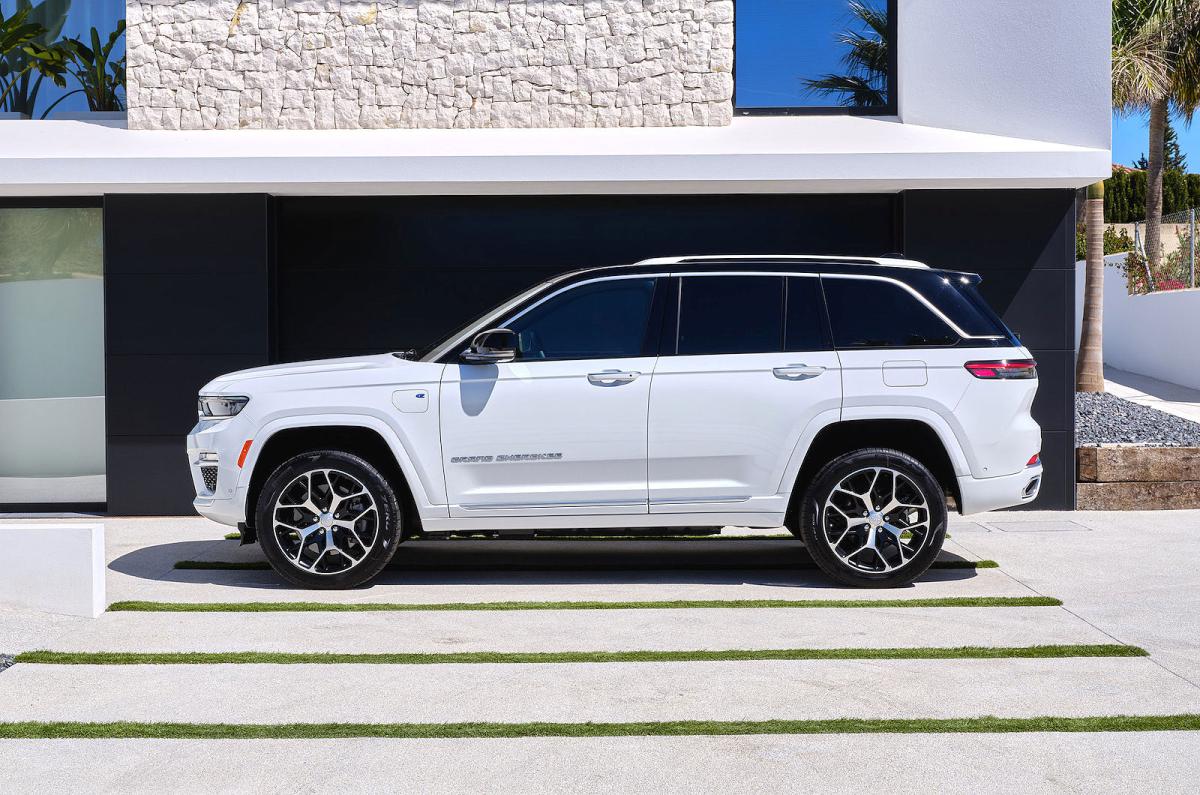 Jeep Grand Cherokee left static