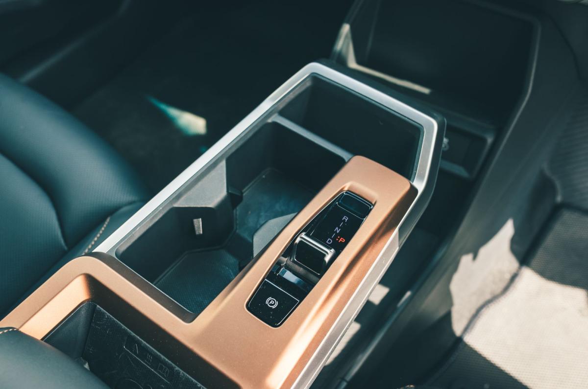 KGM Torres interior details