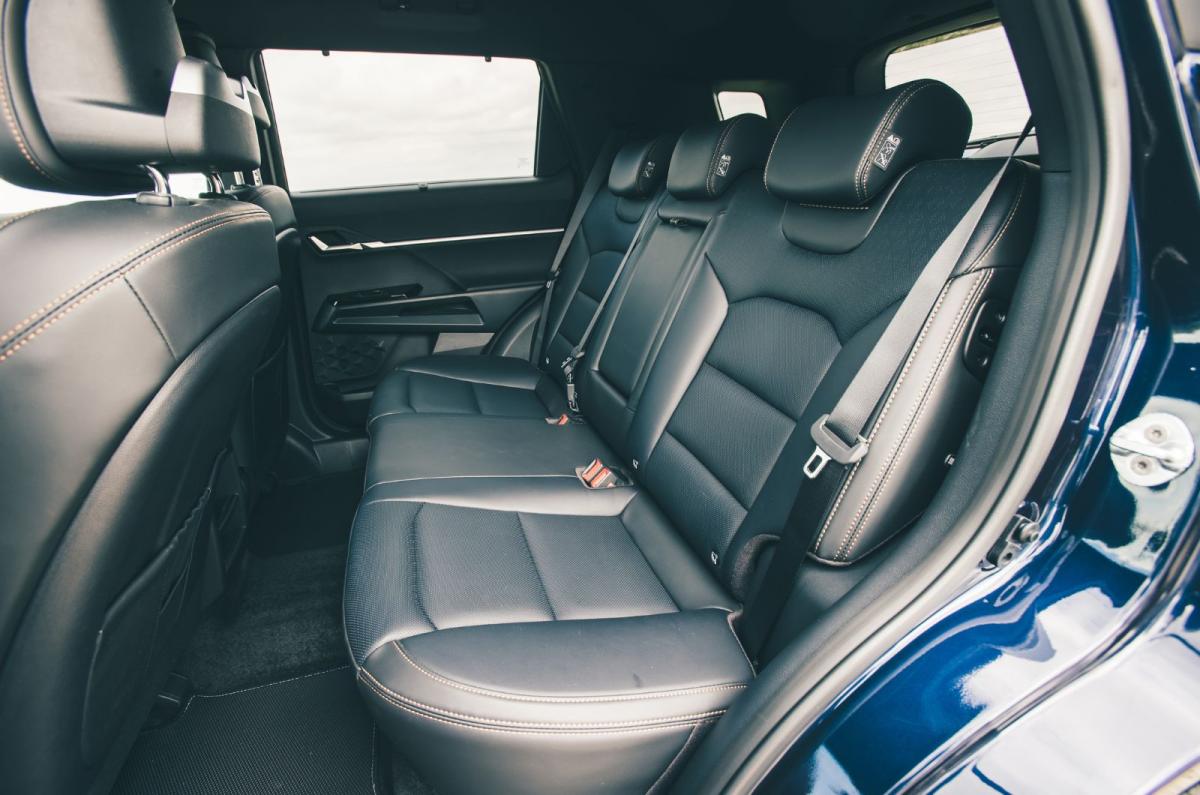 KGM Torres interior