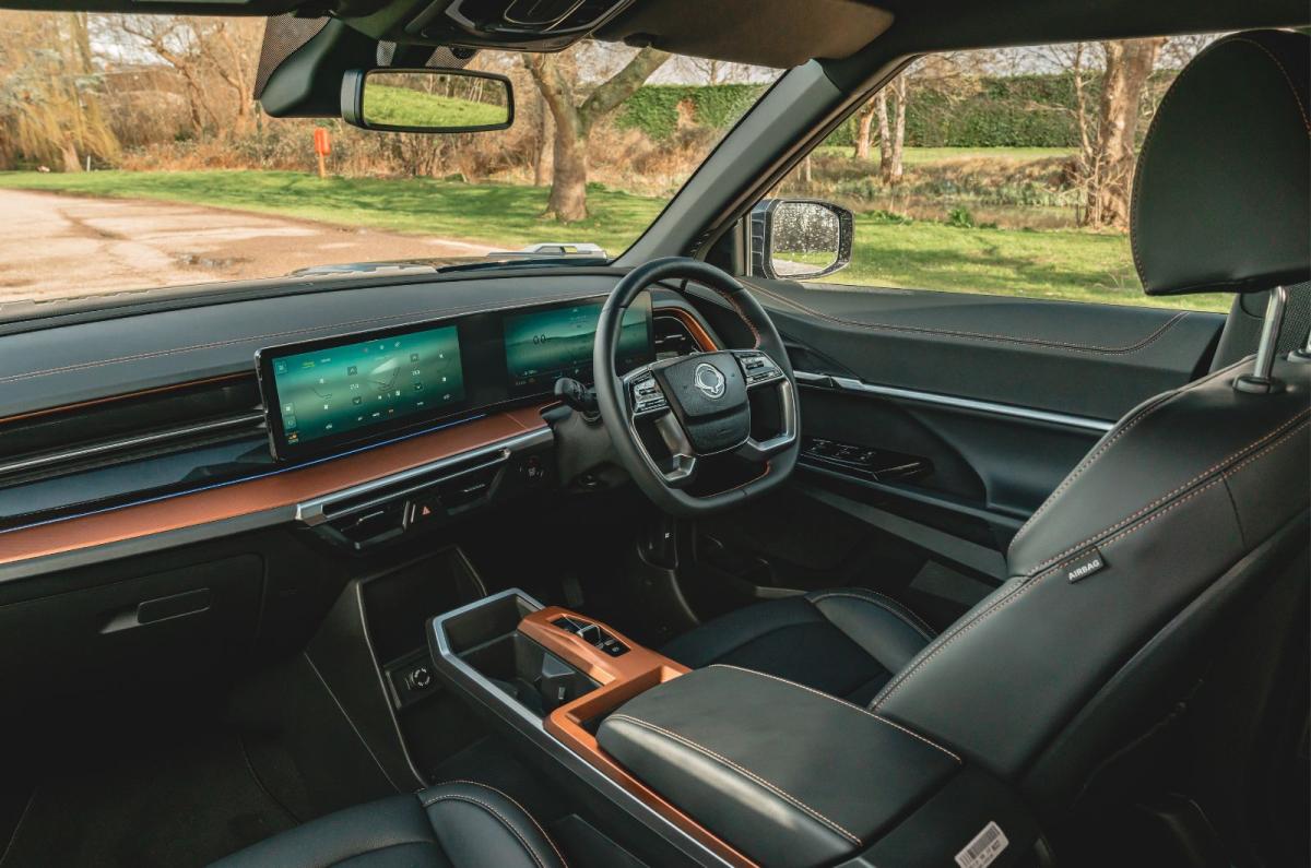 KGM Torres interior