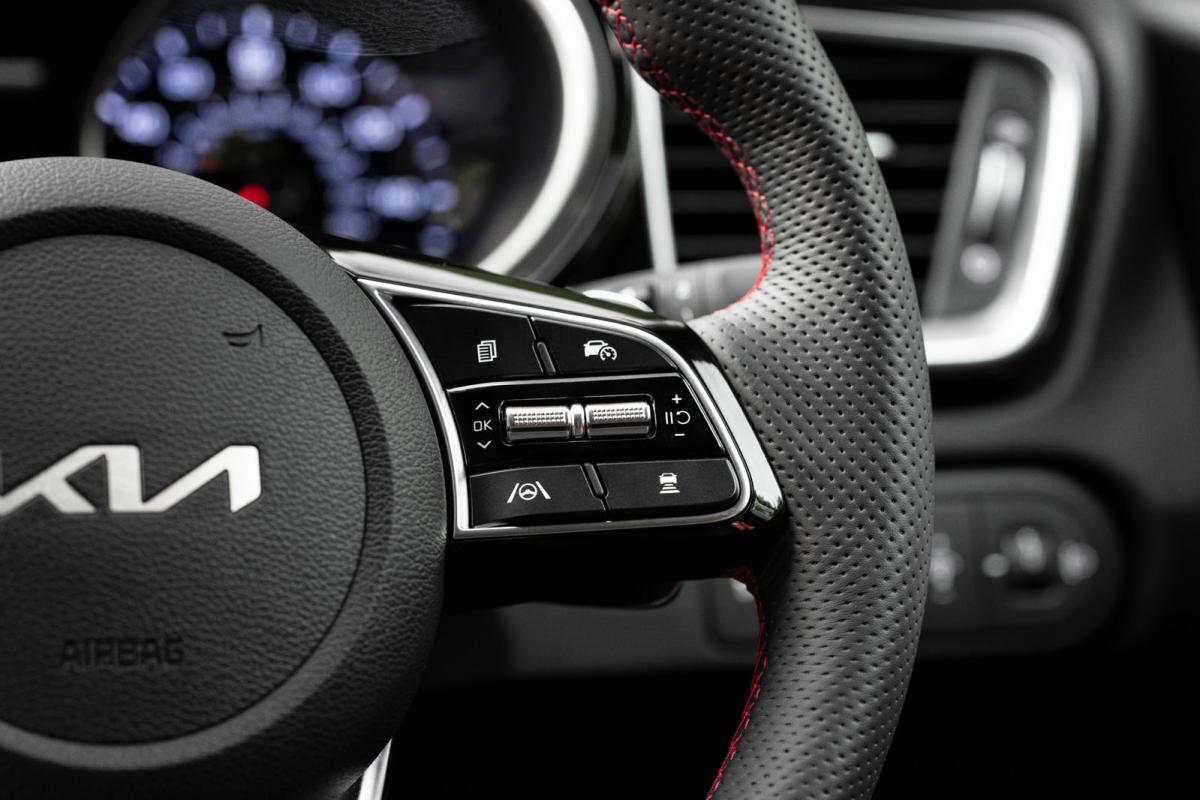 Kia Proceed 2021 interior steering wheel detail