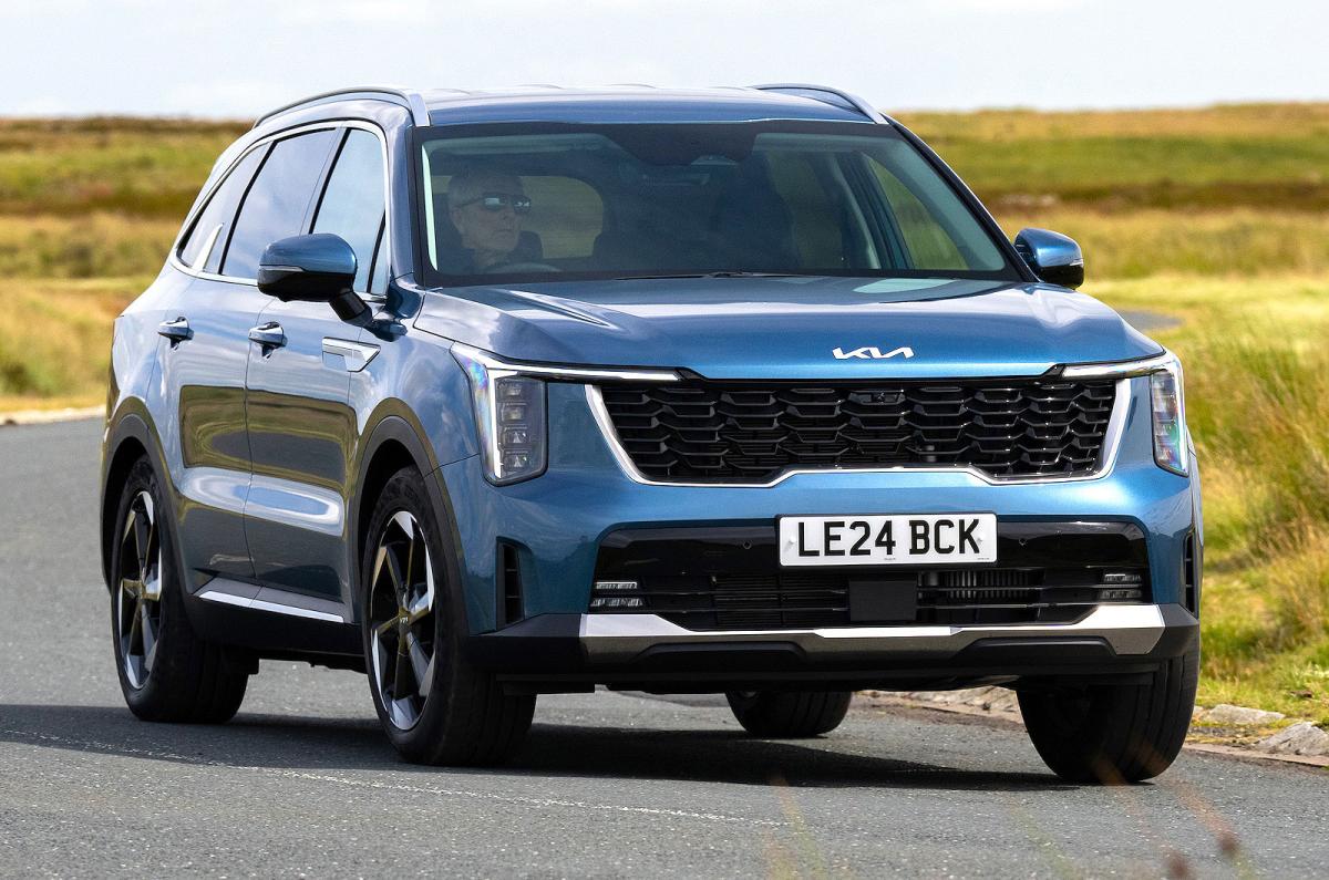 Kia Sorento front right driving