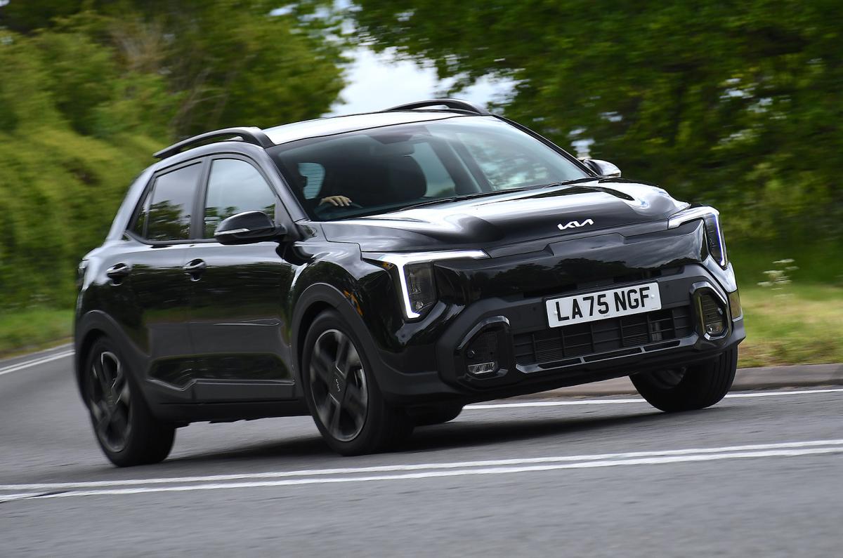 Kia Stonic driving front right