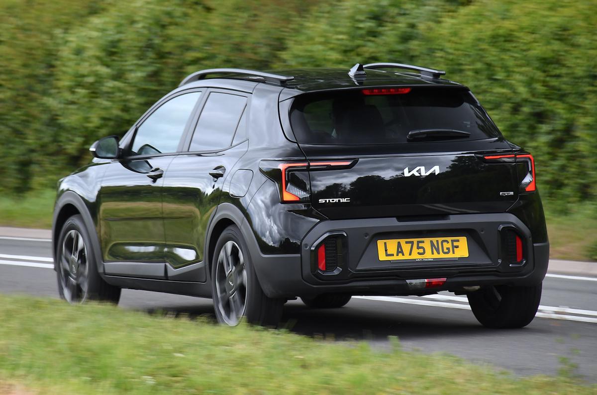 Kia Stonic driving rear left