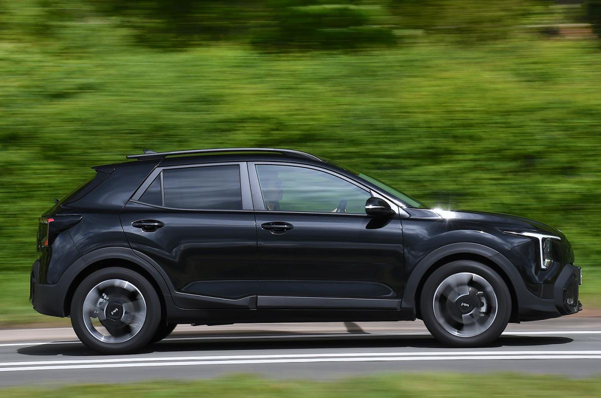 Kia Stonic driving side