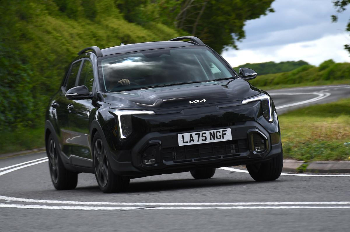 Kia Stonic front cornering left