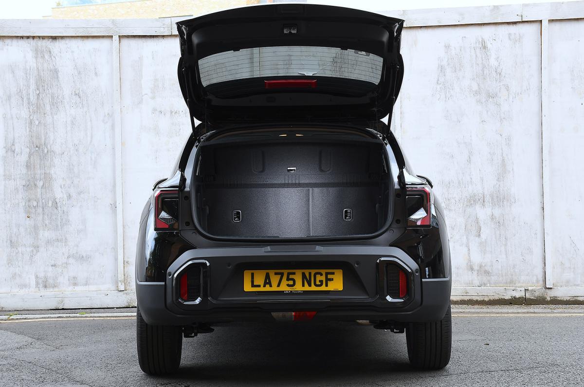 Kia Stonic static rear boot open