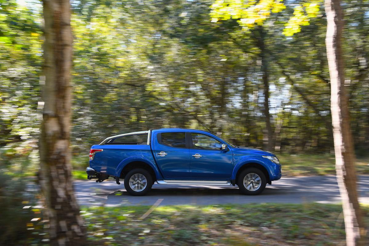 Mitsubishi L200 side