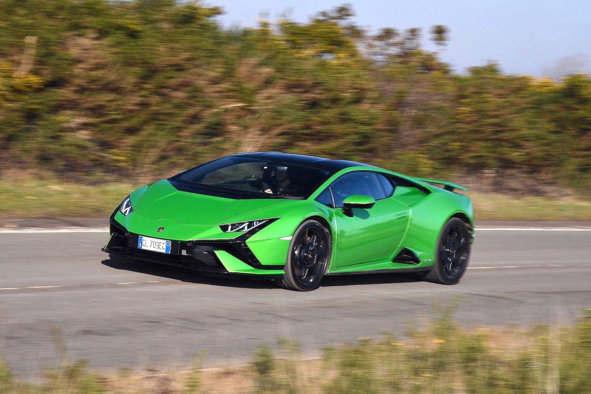 Lamborghini Huracán front left tracking