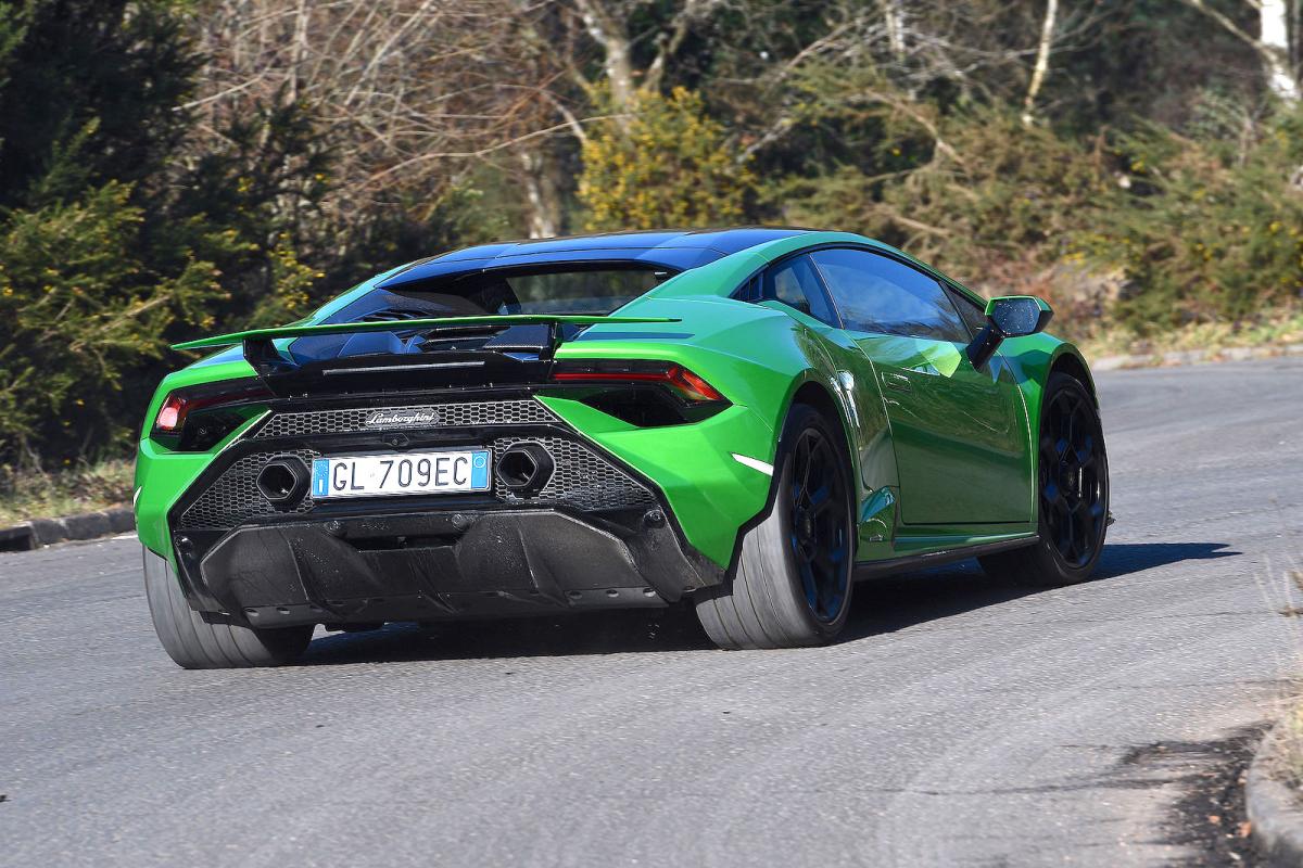 Lamborghini Huracán rear cornering