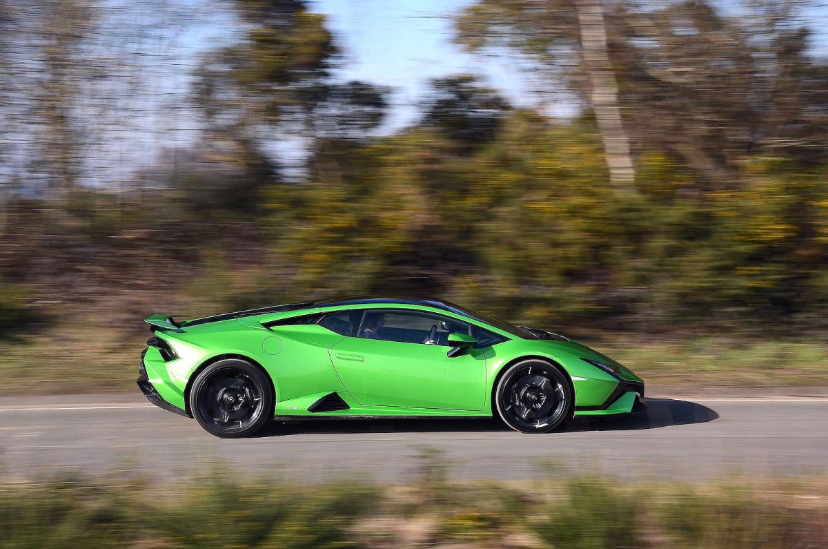 Lamborghini Huracán right tracking