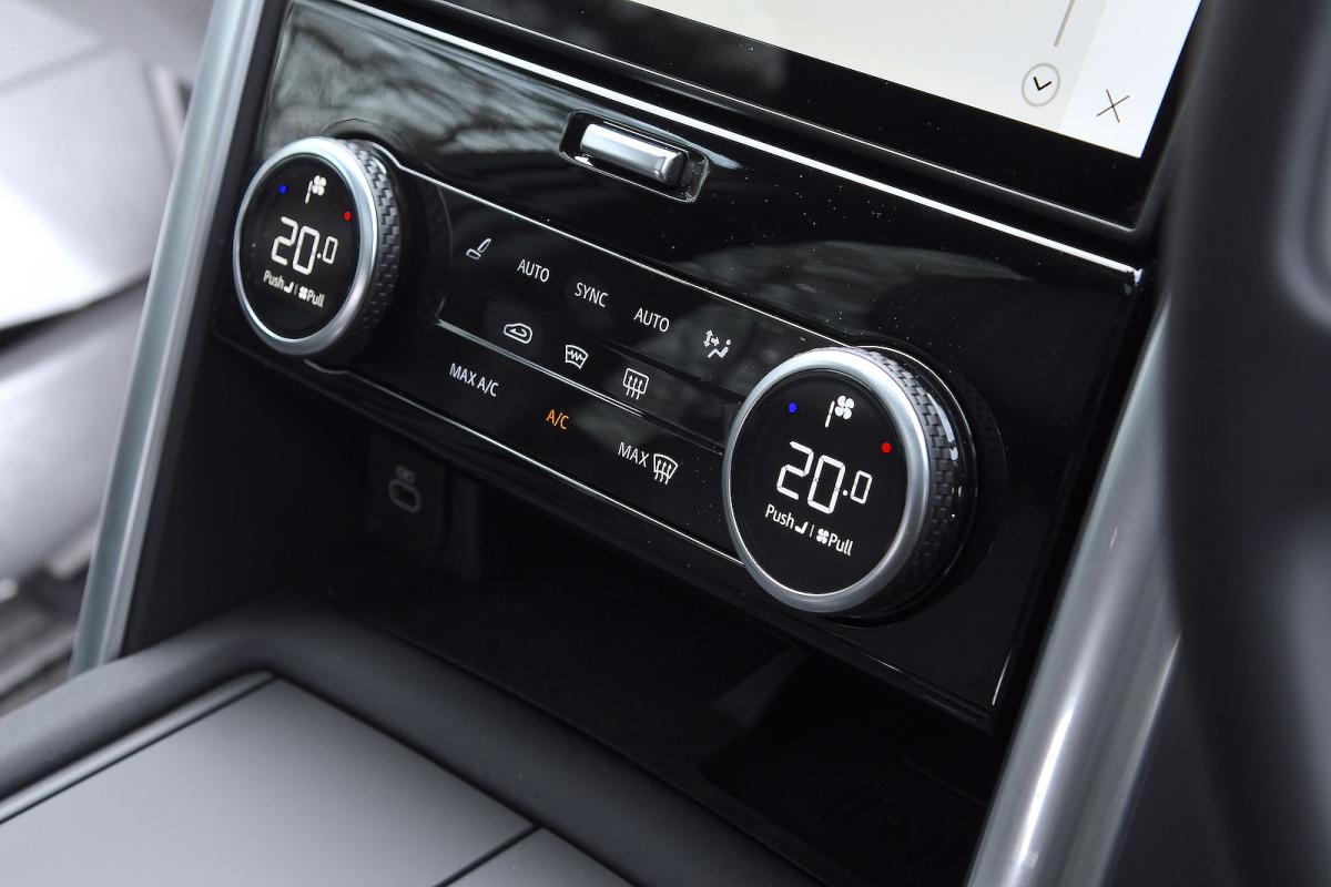 Land Rover Discovery air-con controls