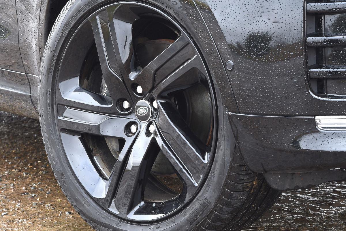Land Rover Discovery alloy wheel