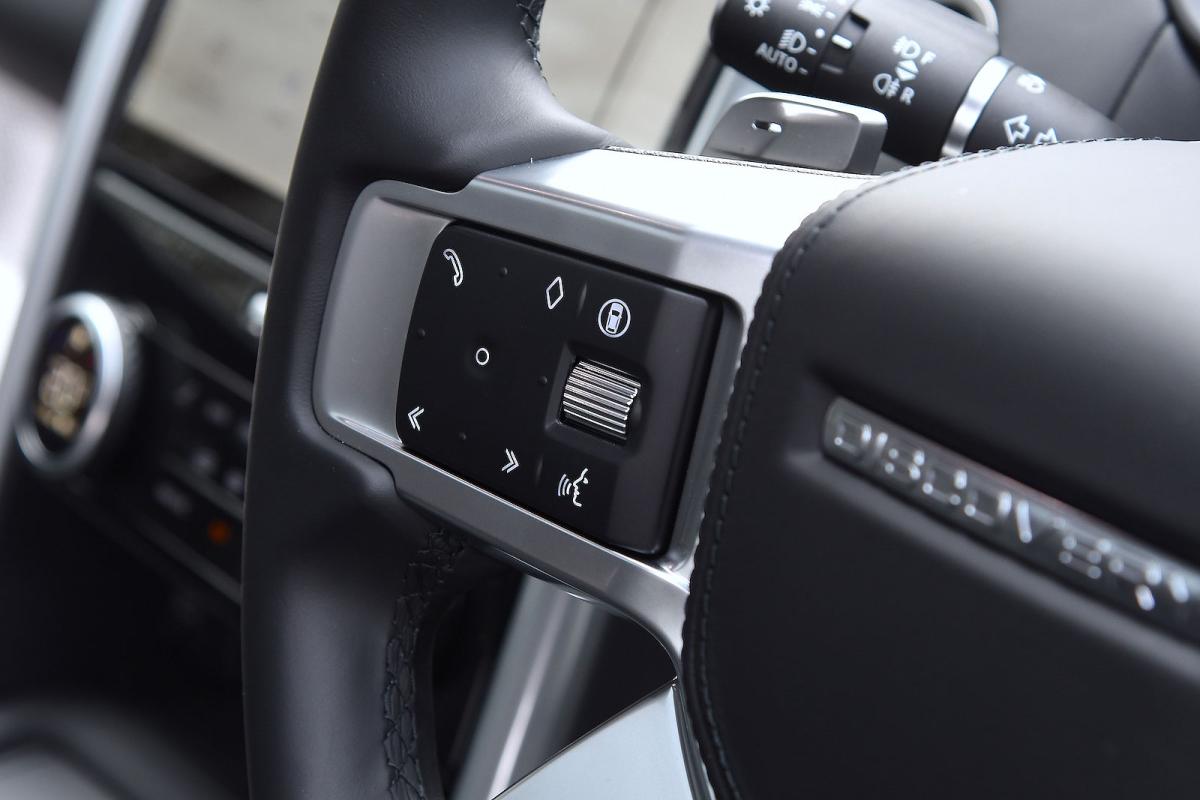 Land Rover Discovery steering wheel detail