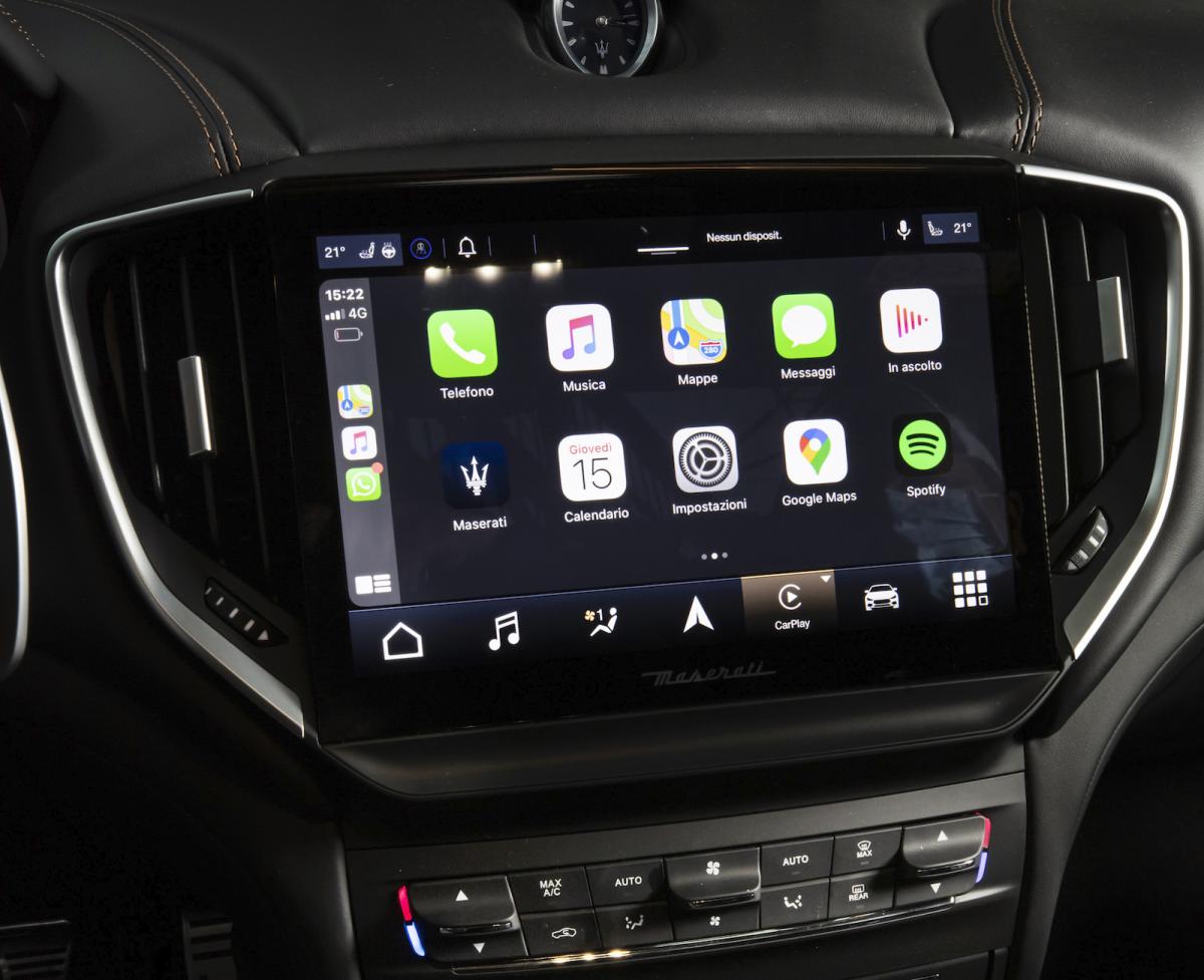 Maserati Ghibli Hybrid 2021 interior infotainment