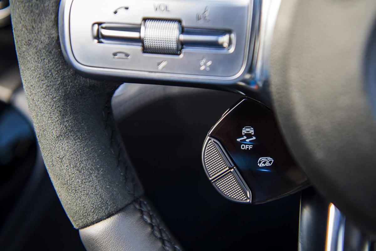 Mercedes-AMG GT Roadster 2019 steering wheel detail - tight