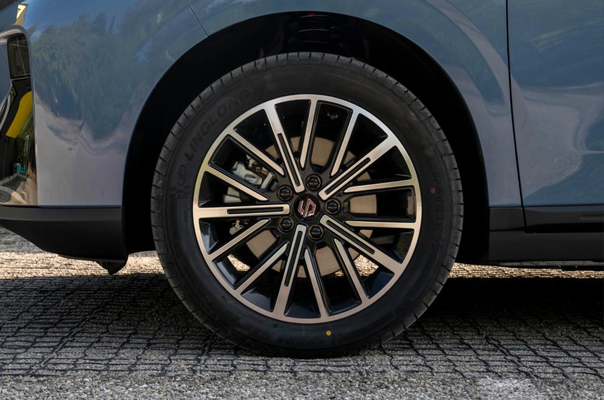 Leapmotor B10 wheel detail